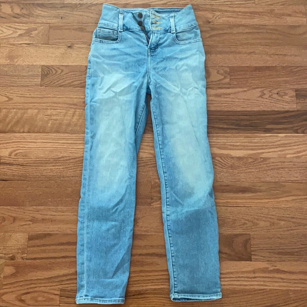 Hollister Ultra high rise mom Jean. 00R. Light blue